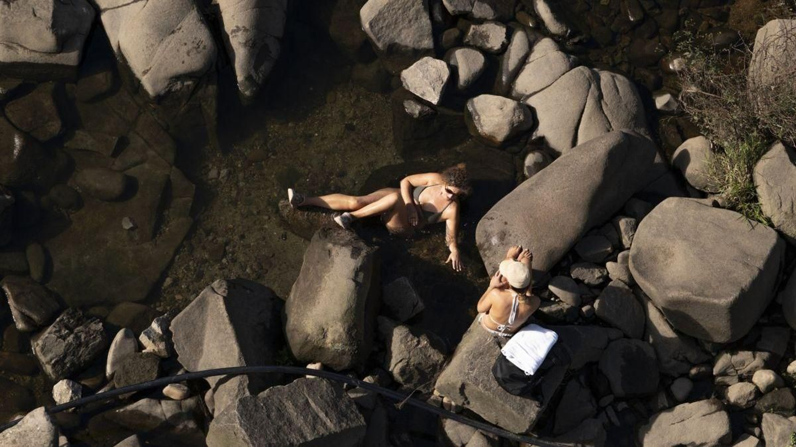 Muchos ourensanos y visitantes se lanzaron al entorno del Miño ante la vuelta del calor.