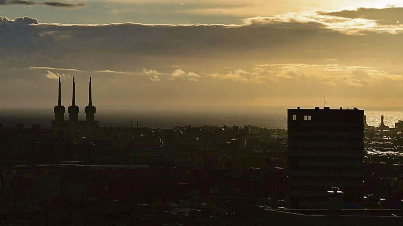 Vista del cielo y de las torres de las Tres Chimeneas de Sant Adrià del Besós en Barcelona.