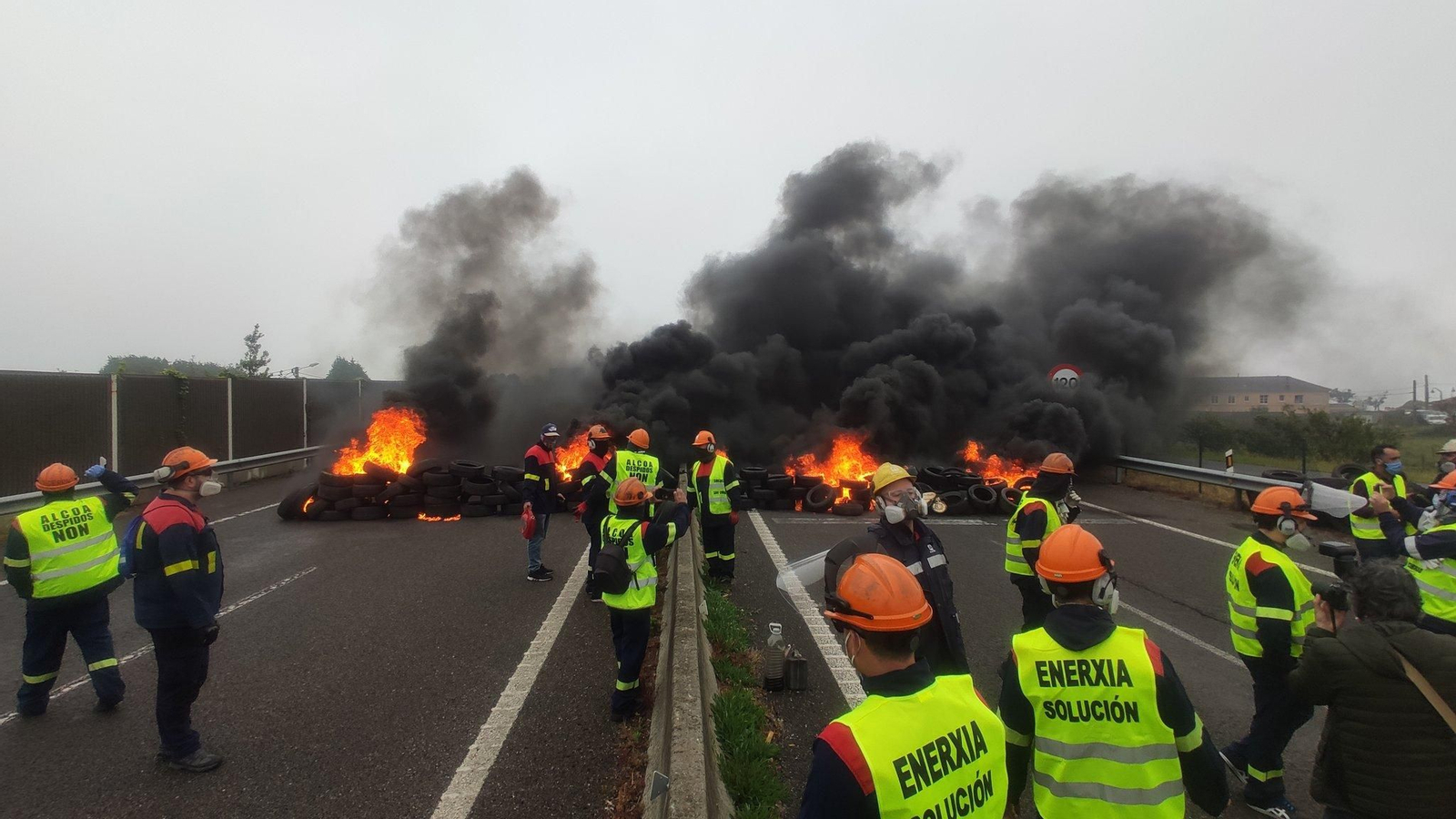 Trabajadores de Alcoa en las protestas. FOTO: Twitter @1899FARINO
