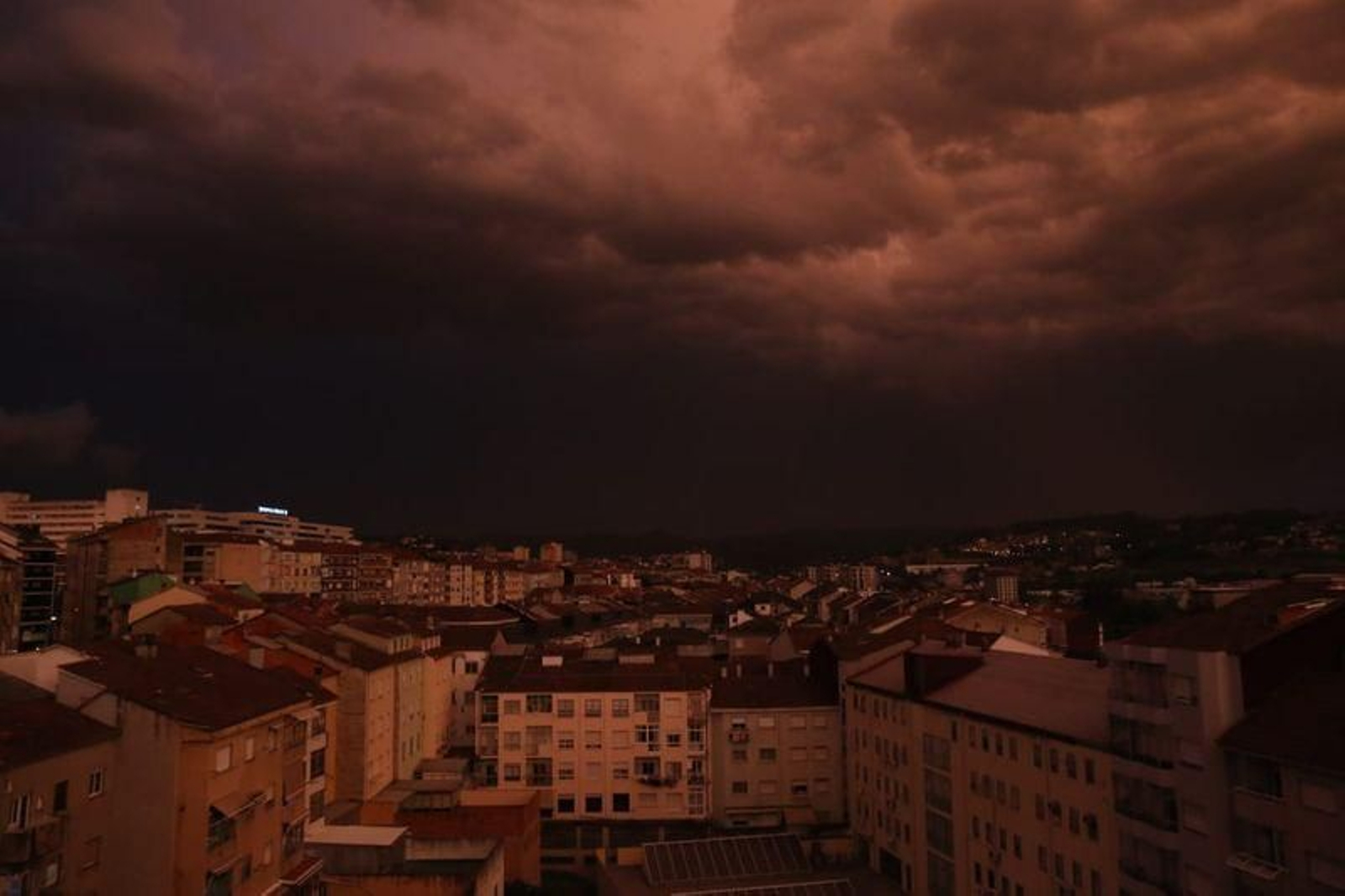 Las tormentas ponen en alerta Ourense 48 horas después de la bomba hídrica. // Iván Dacal
