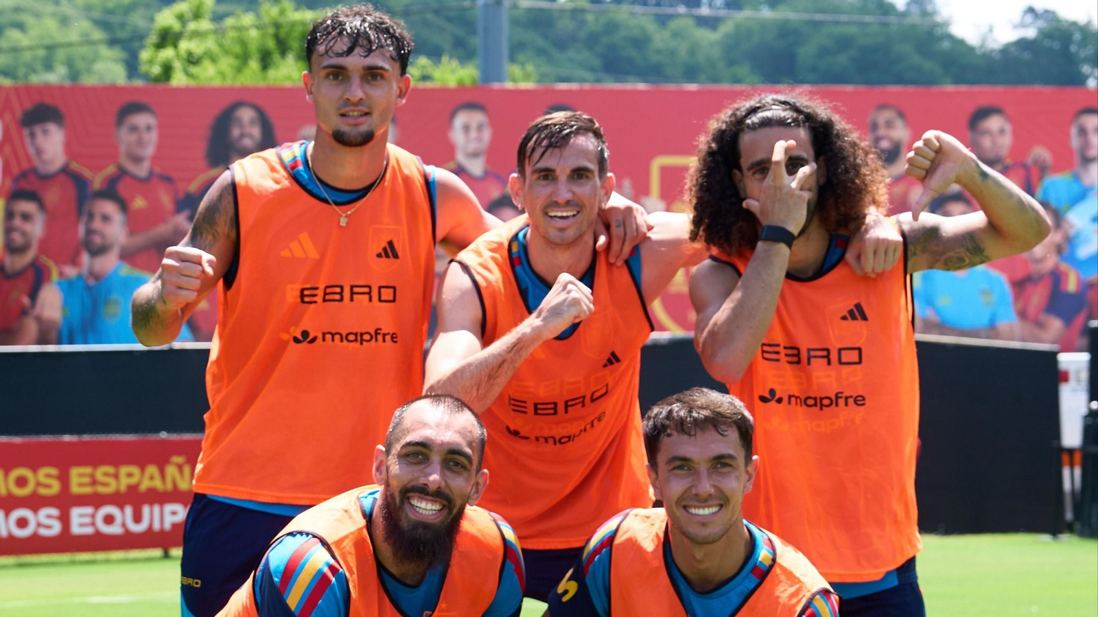 El equipo ganador de un partidillo durante un entrenamiento, con Borja Iglesias.