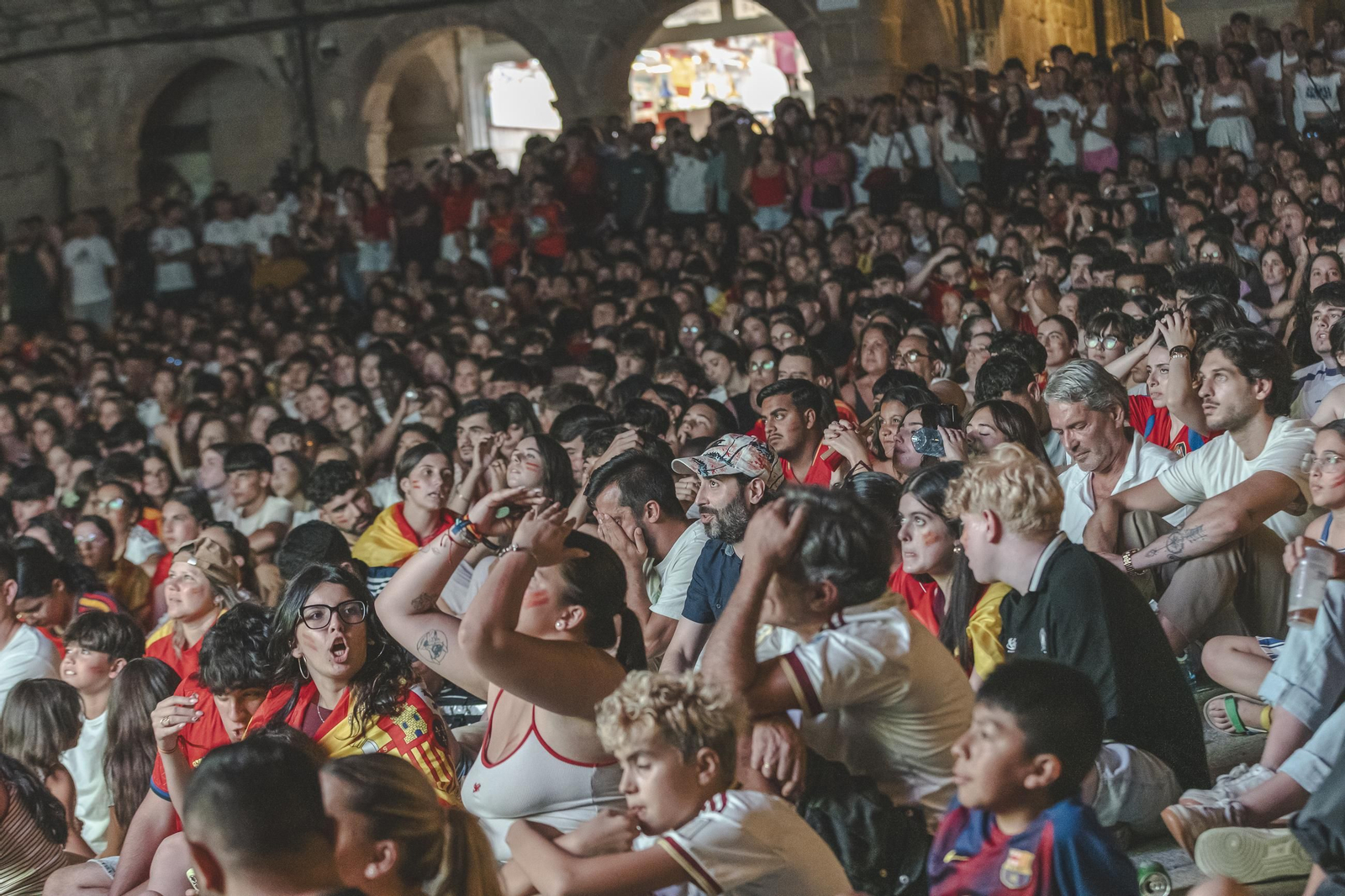 Galería | Camisetas, banderas y las calles de Ourense llenas de emoción por ver a España jugar los cuartos de final, en fotos