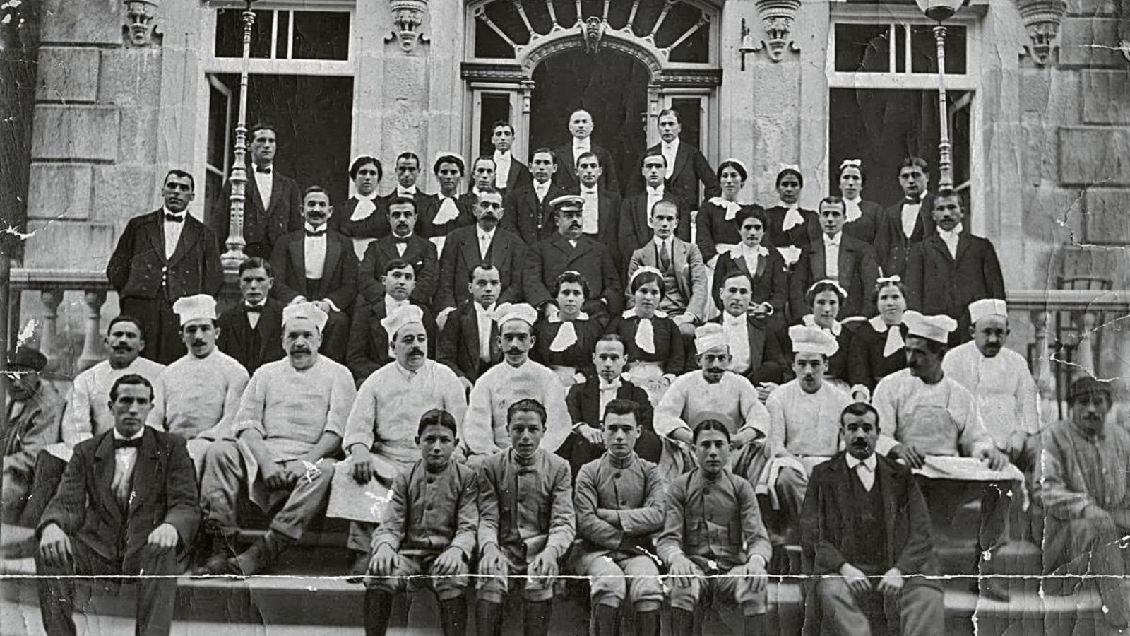 Personal del Gran Hotel Balneario de Mondariz en el año 1920.
