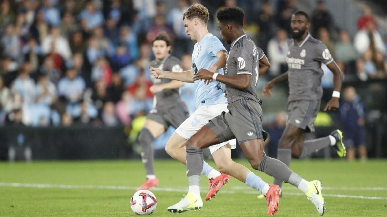 Williot Swedberg conduce el balón ante Tchouameni, en el partido del pasado sábado en Balaídos.