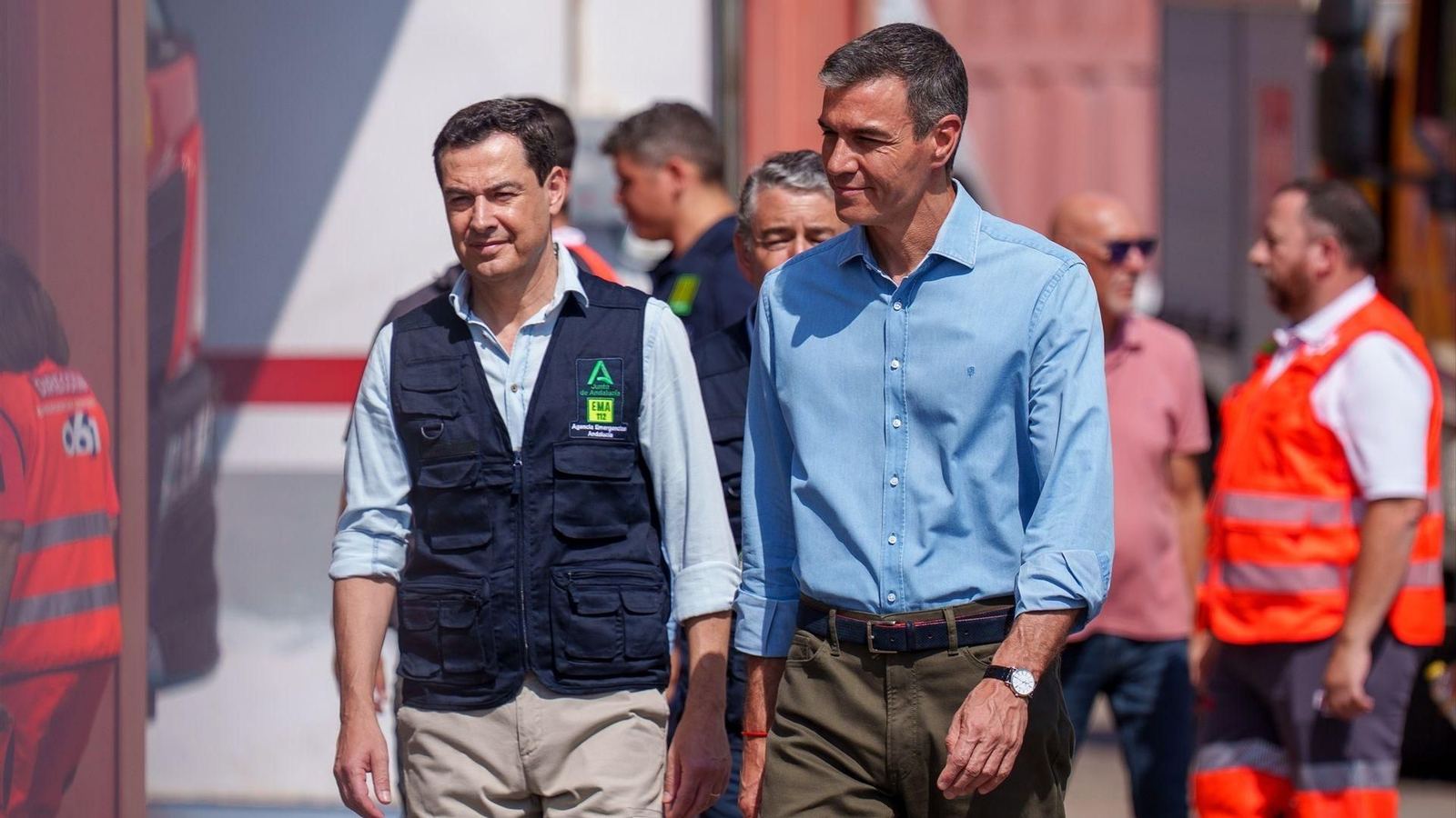 El presidente del Gobierno, Pedro Sánchez (d), y el de la Junta de Andalucía, Juanma Moreno (i), durante una visita realizada al Puesto de Mando Avanzado del incendio forestal de Los Gallardos.