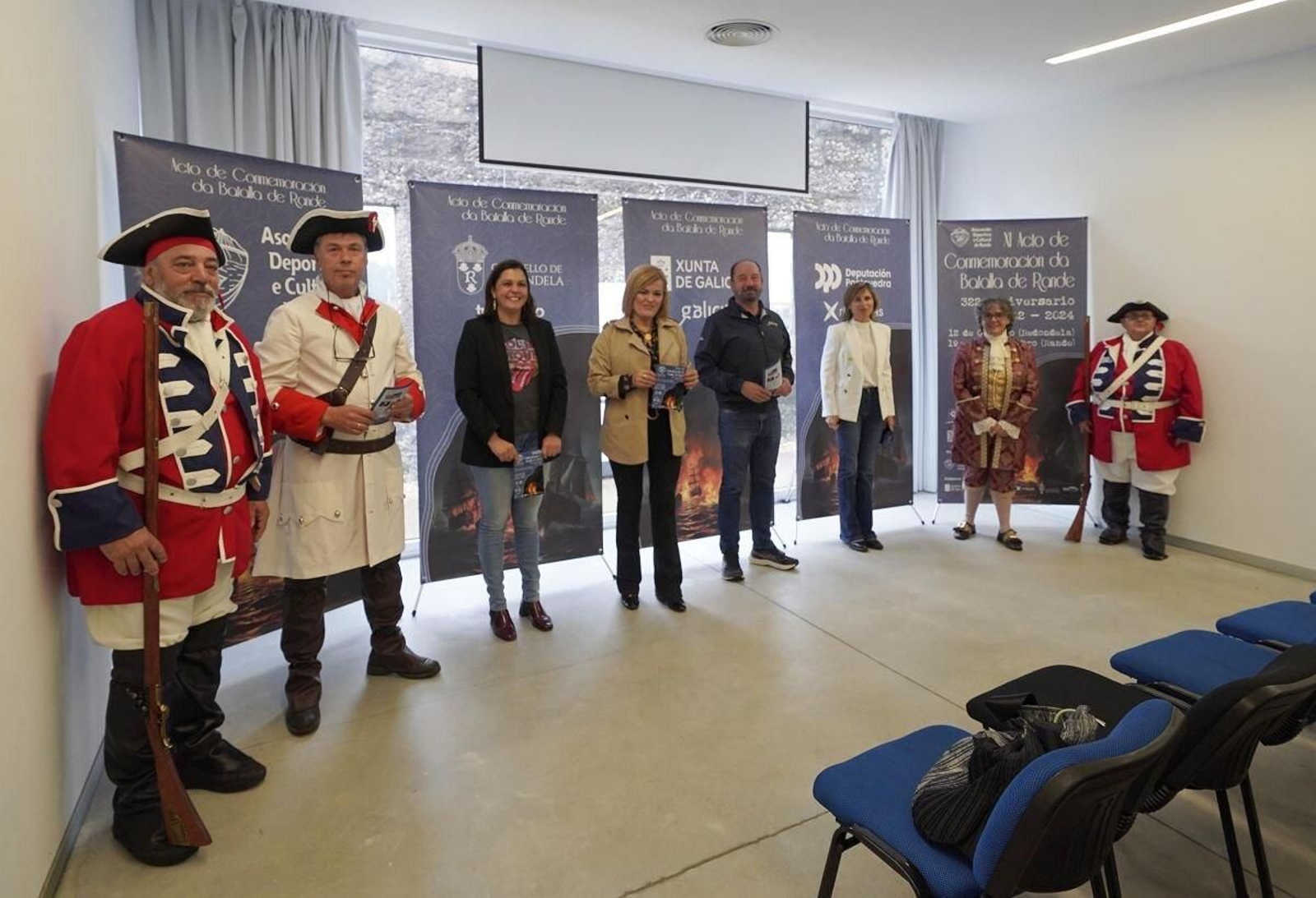 La presentación de la Batalla de Rande, con Rivas, Merelles y Castro, rodeados por vecinos ataviados.