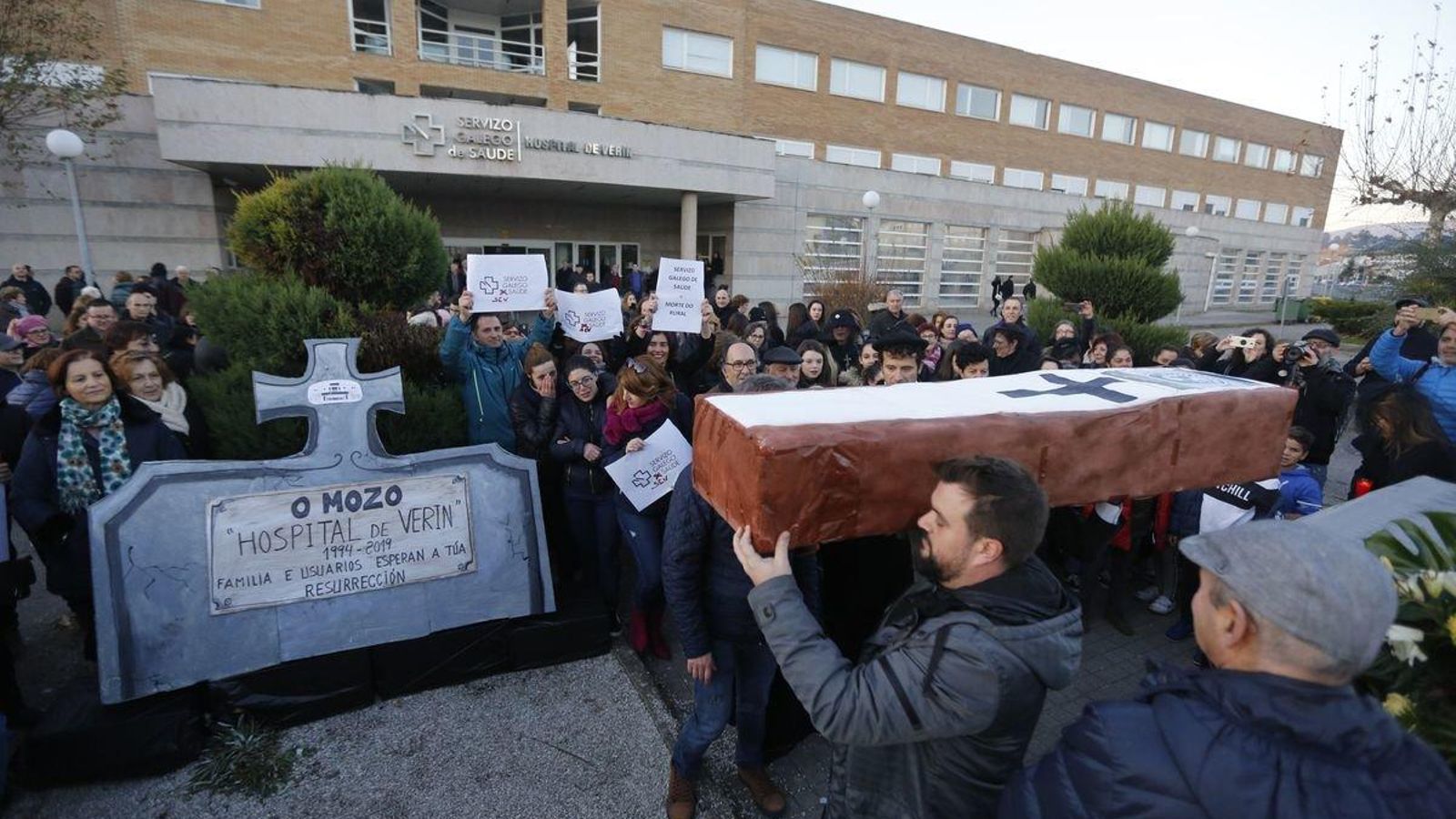 Verín. 07/12/2019. Manifestación con representación de un entierro por el cierre del paritorio del hospital de Verín.Foto: Xesús Fariñas