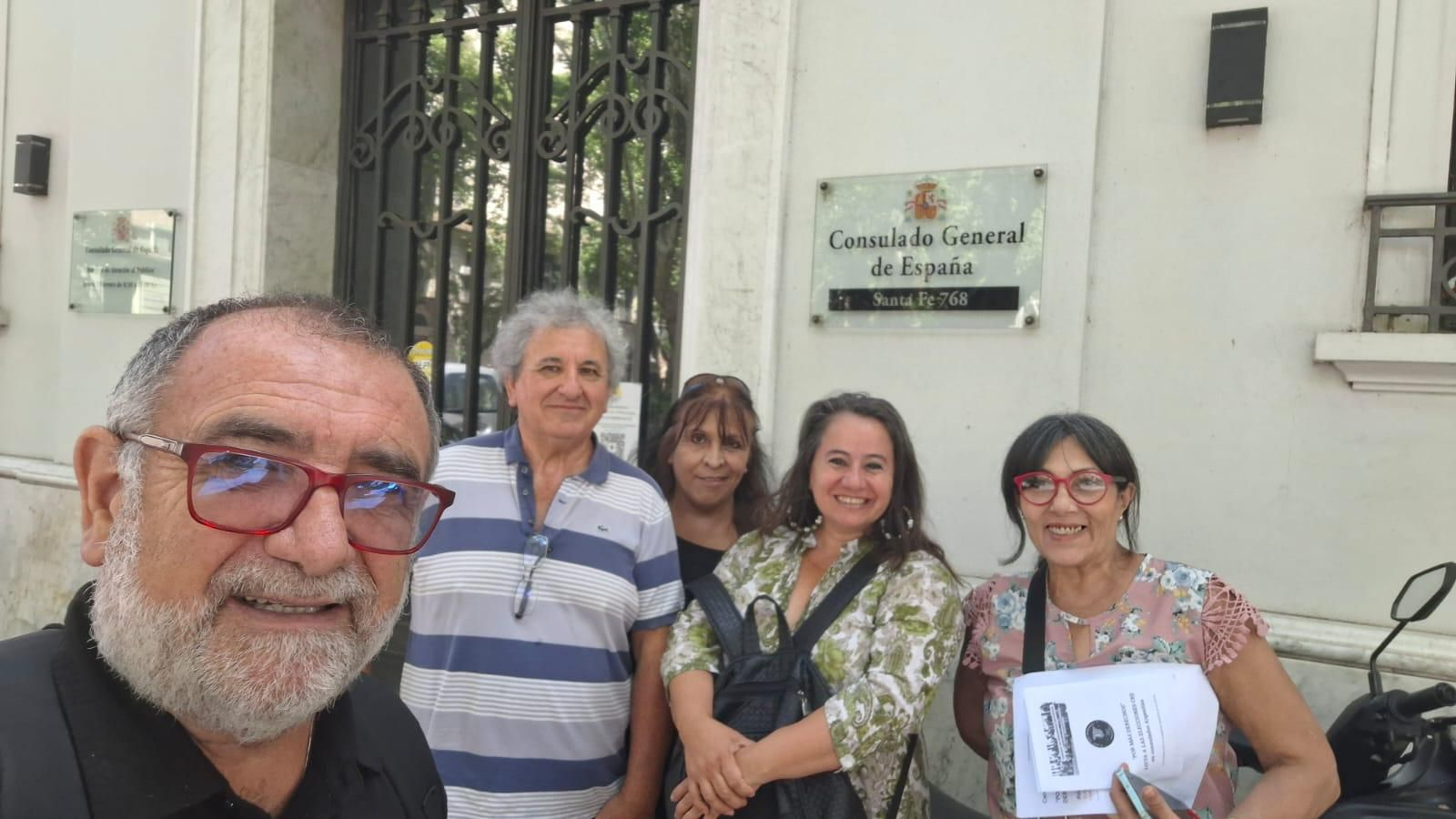 Algunos miembros de la candidatura frente al Consulado