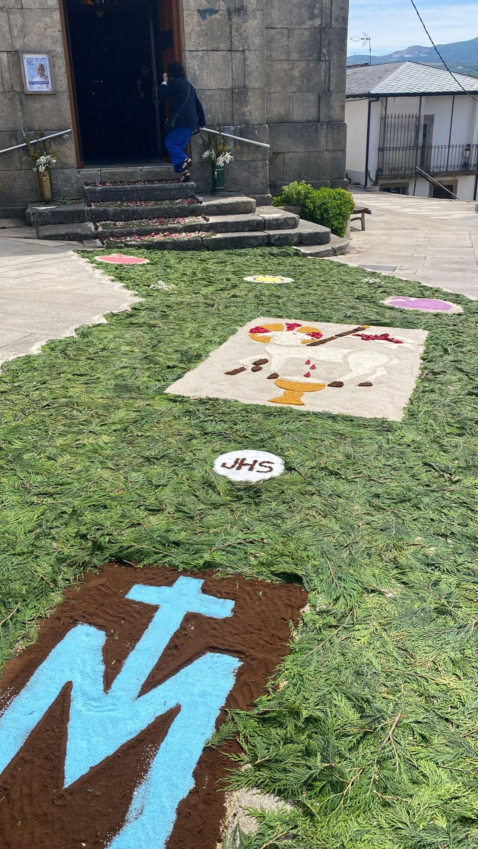 Alfombra floral por el Corpus Christi en Viana do Bolo.