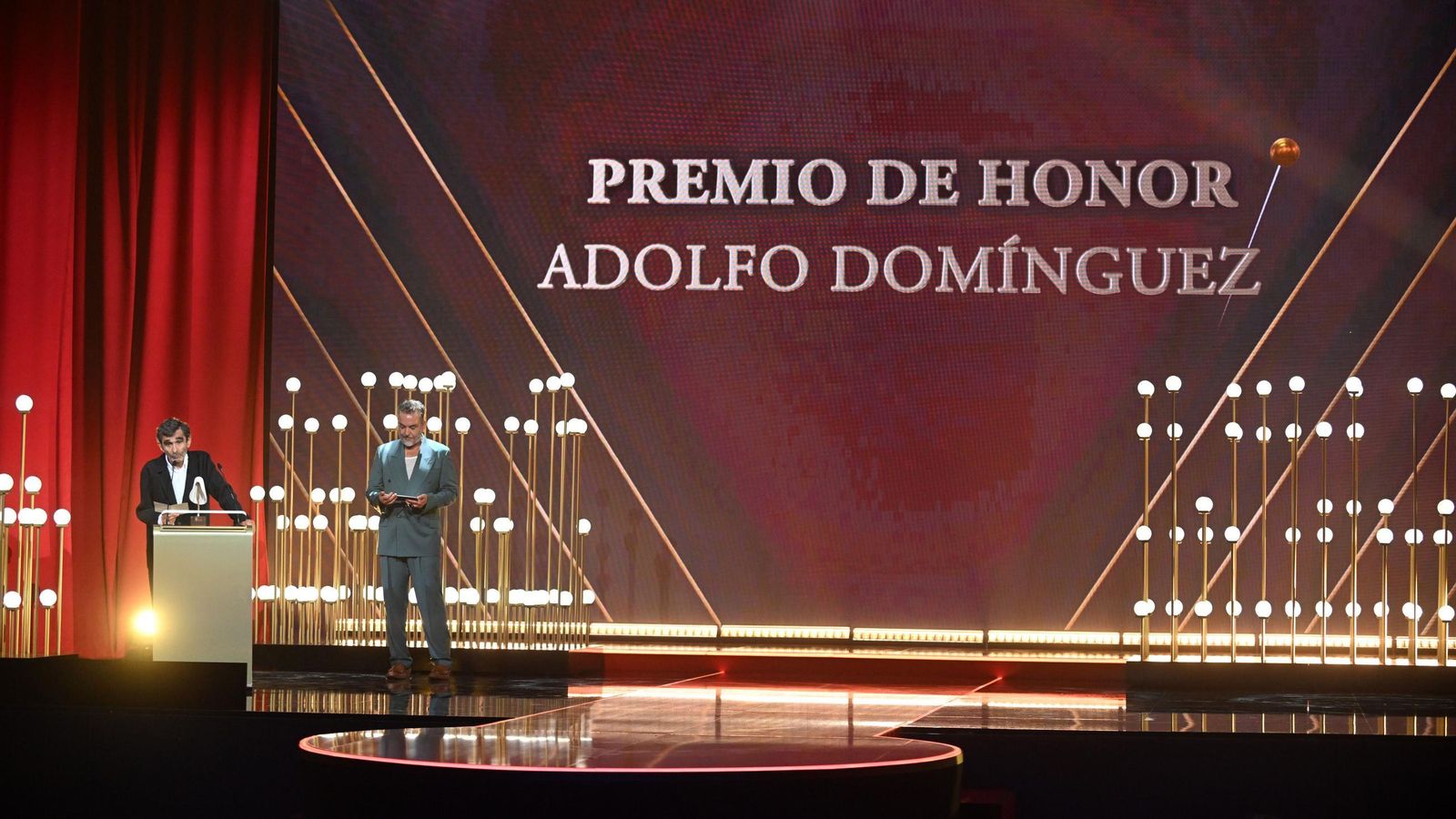Juan Duyos y Adolfo Domínguez durante la gala en la III edición de los Premios Academia de la Moda Española.