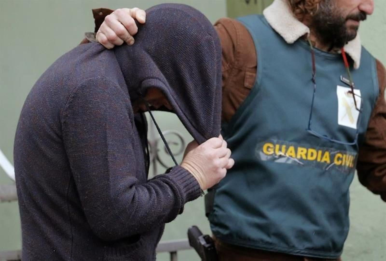 El Chicle cubriéndose la cara.