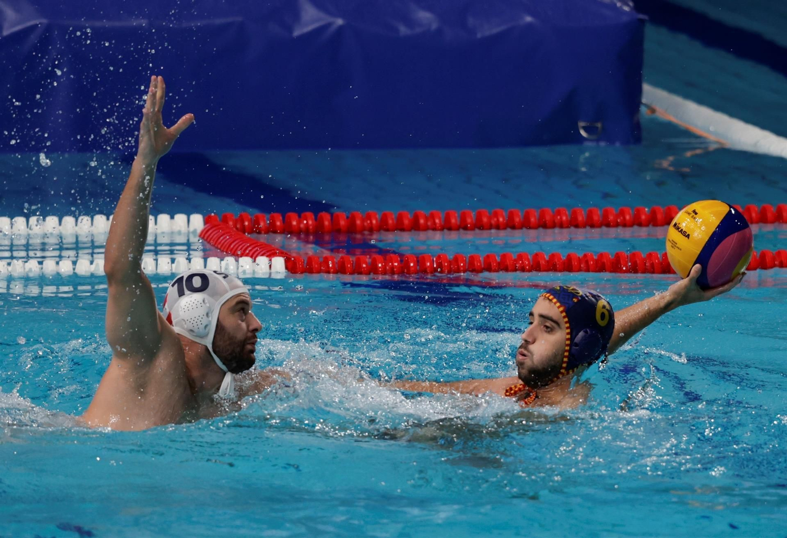 El español Marc Larumbe (d) controla el balón ante la defensa del serbio Filip Filipovic.