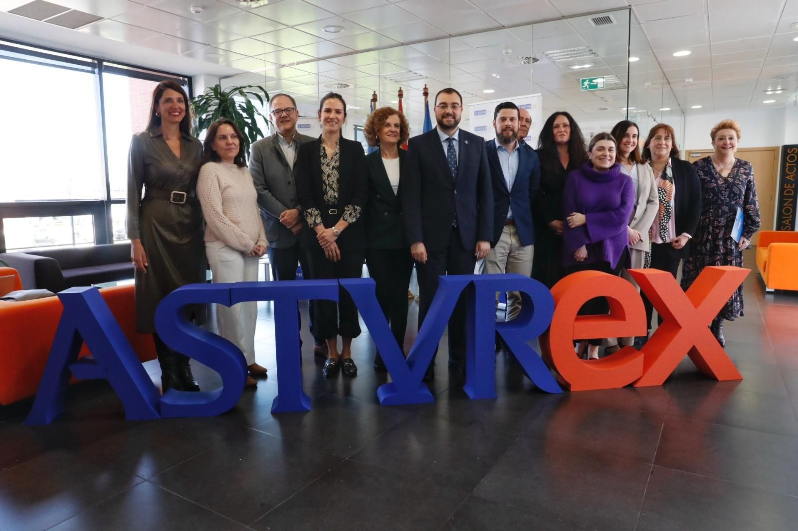 La plantilla de Asturex durante una visita del presidente del Principado