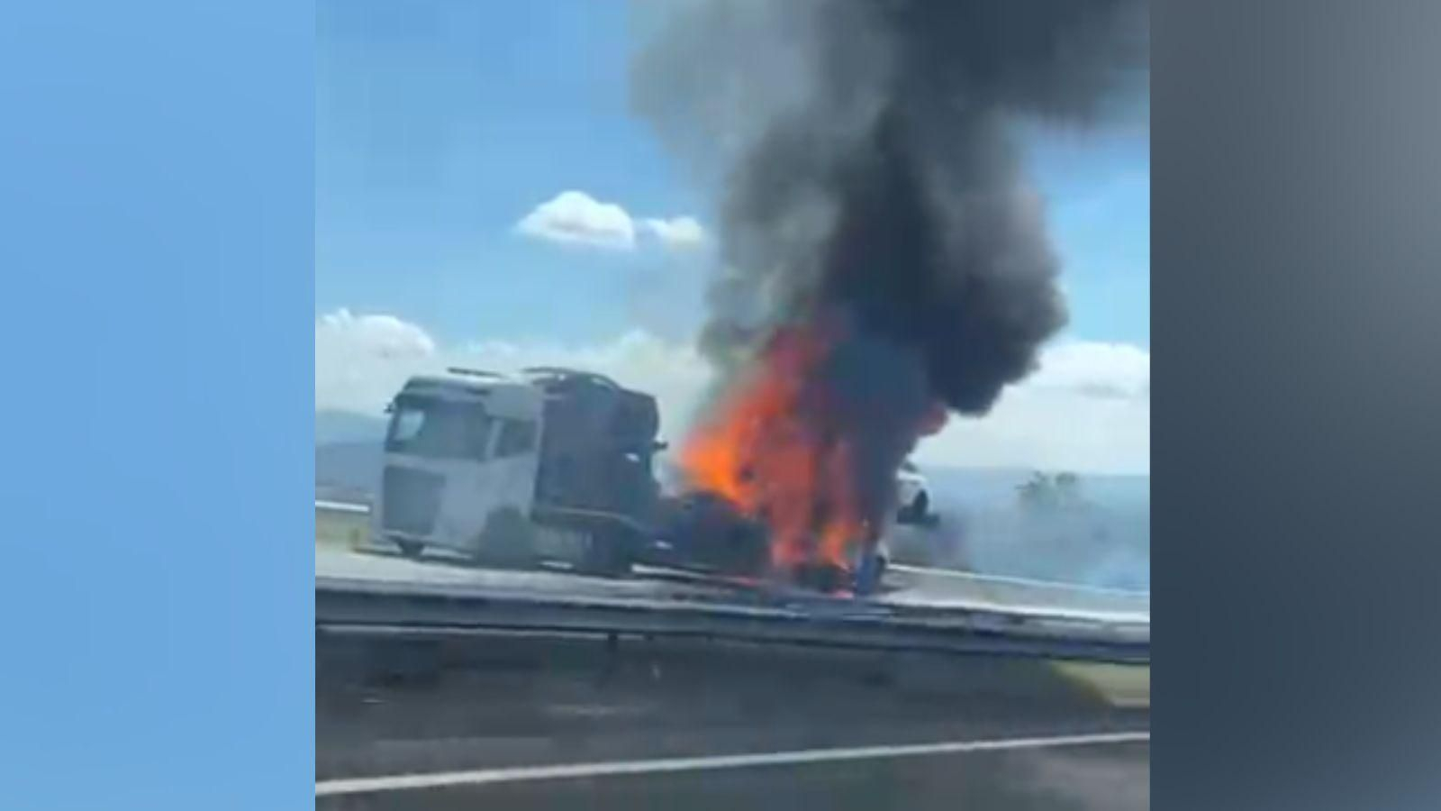 Arde un camión portavehículos en la A-52 a su paso por Cualedro