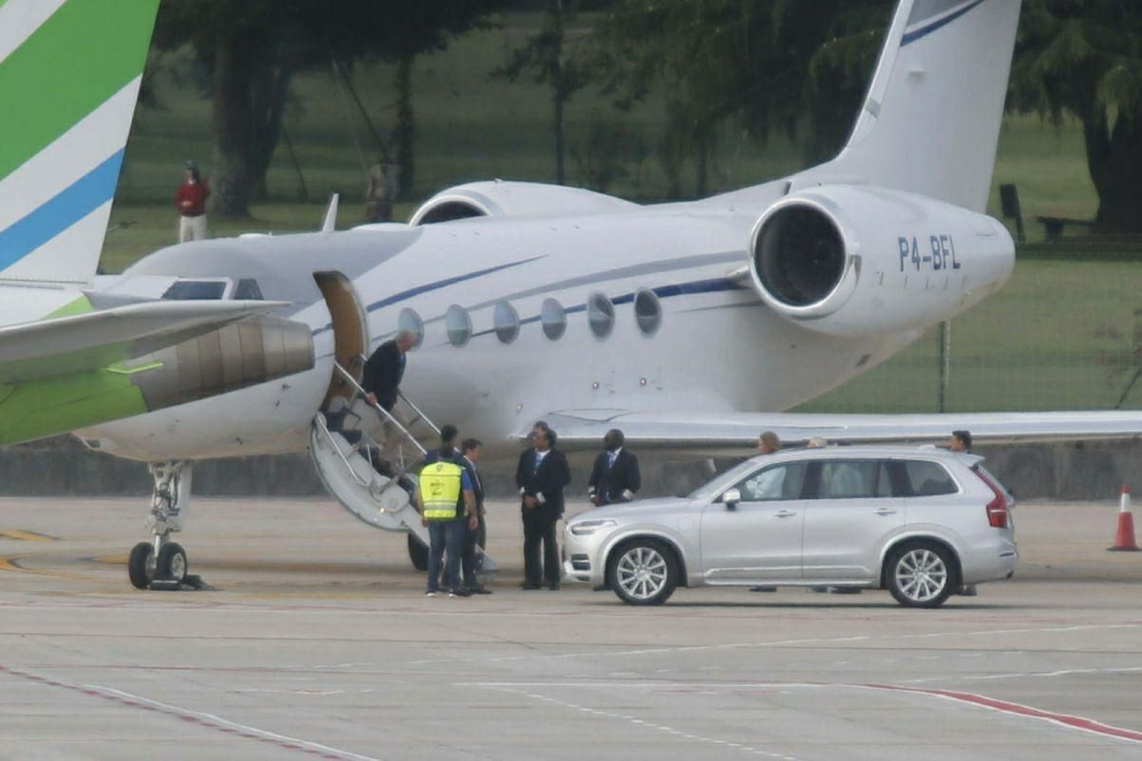 El rey emérito aterriza en Peinador