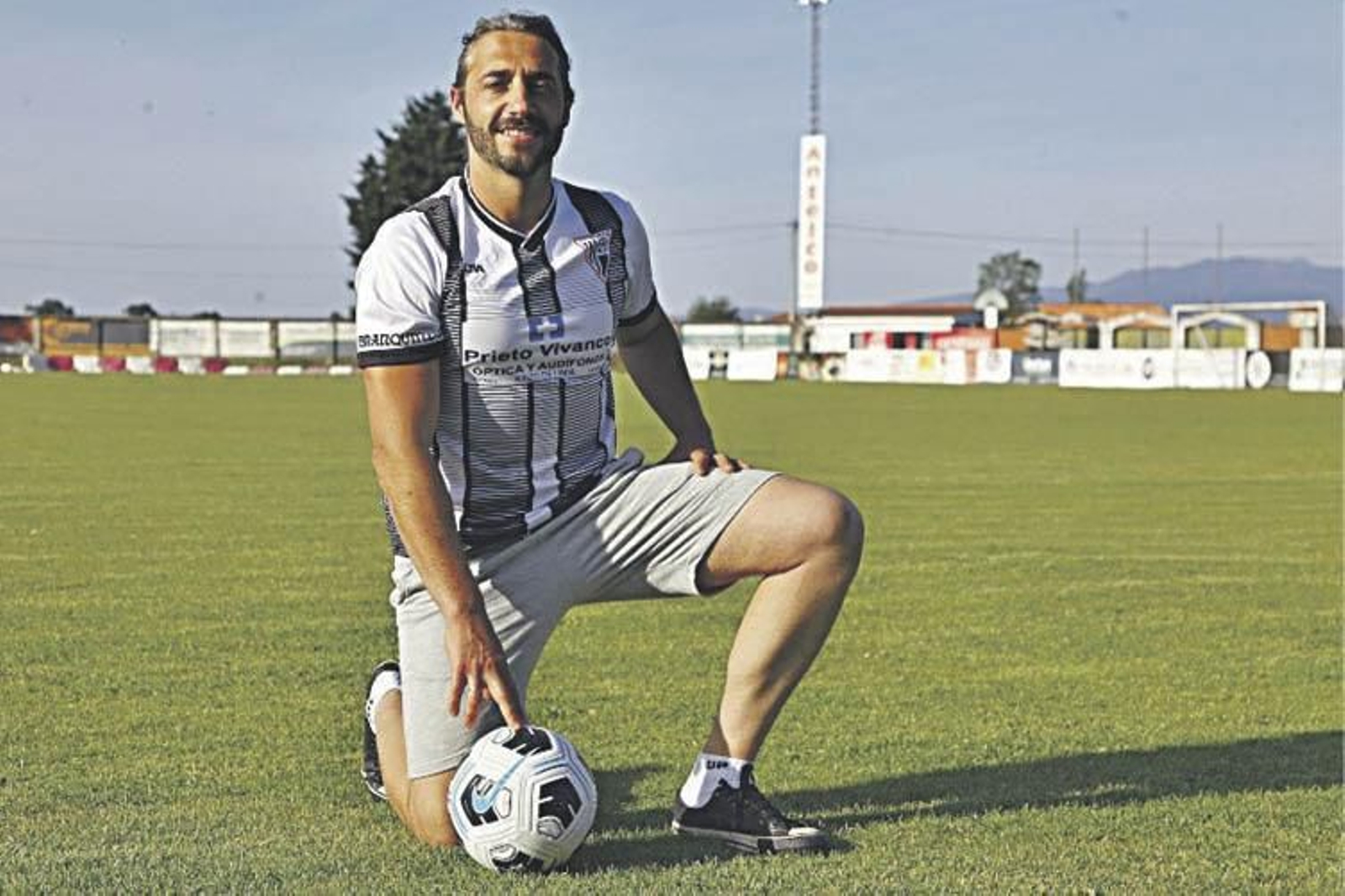 El defensa antelano ‘Pisto’, ayer antes de entrenar en el campo de A Moreira.