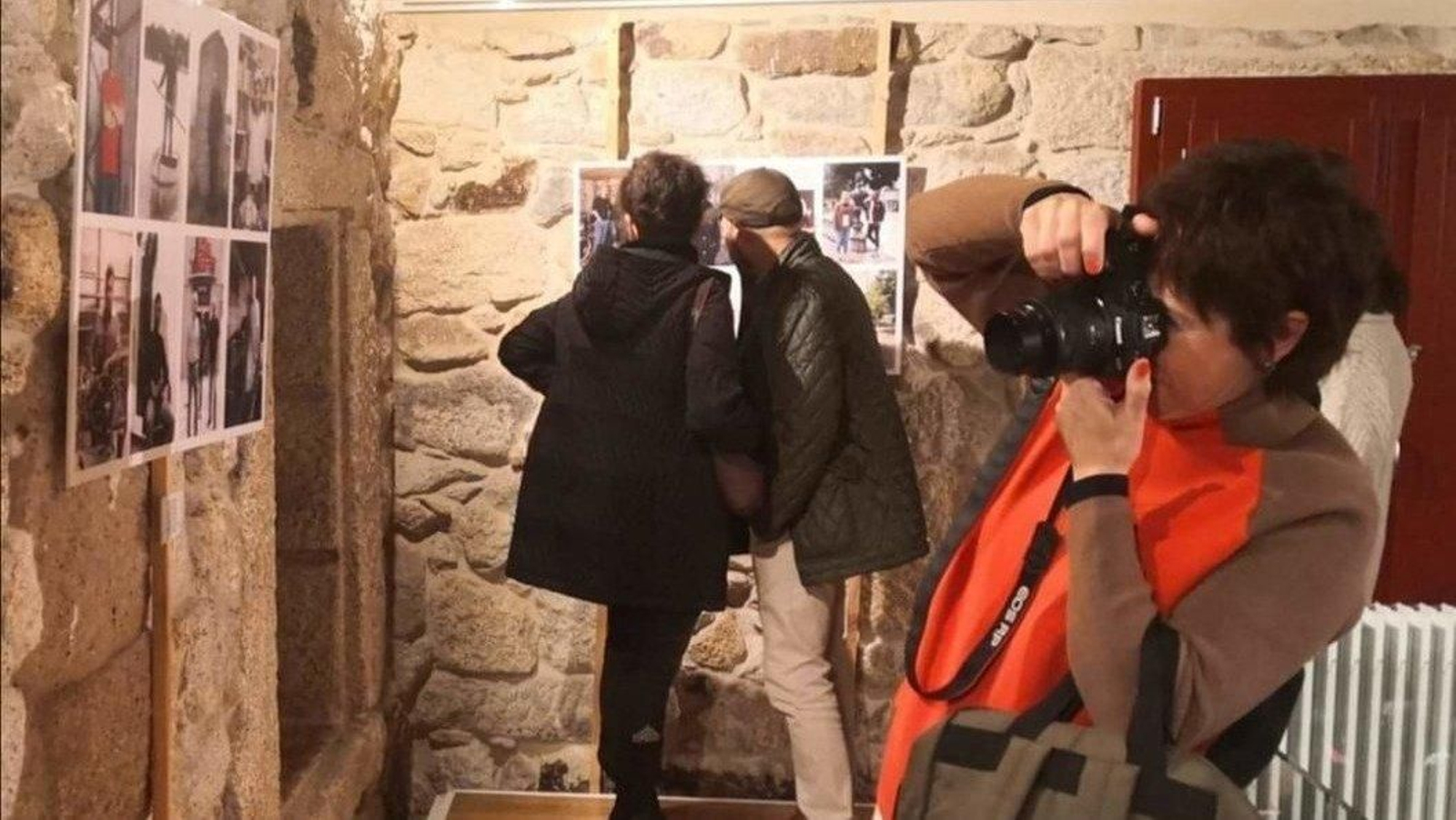 Un grupo visita a exposición de Blas González na Casa da Cultura de Sandiás.