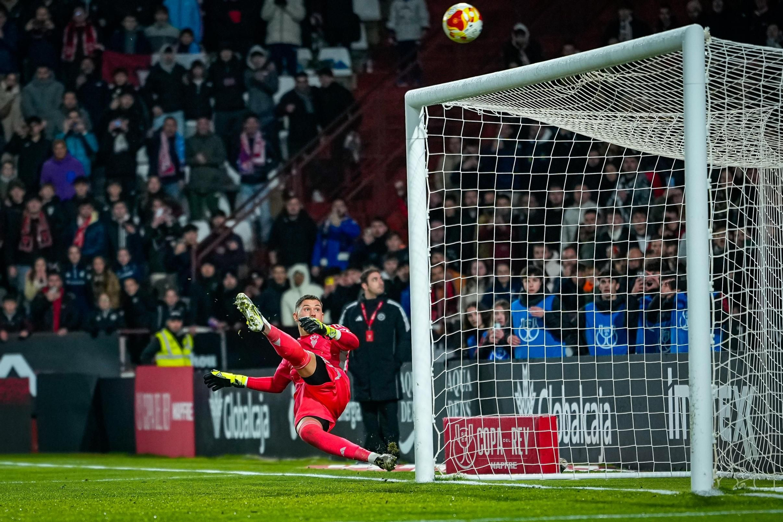 El momento en que el penalti de Aspas se marcha alto. Final del duelo.