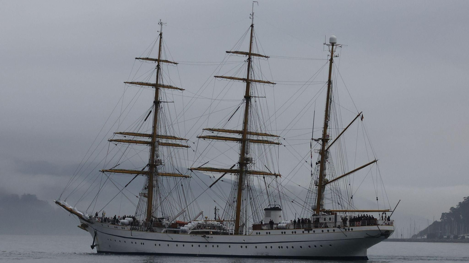 El buque escuela alemán, en el momento de su entrada por la Ría hacia los muelles de Vigo.