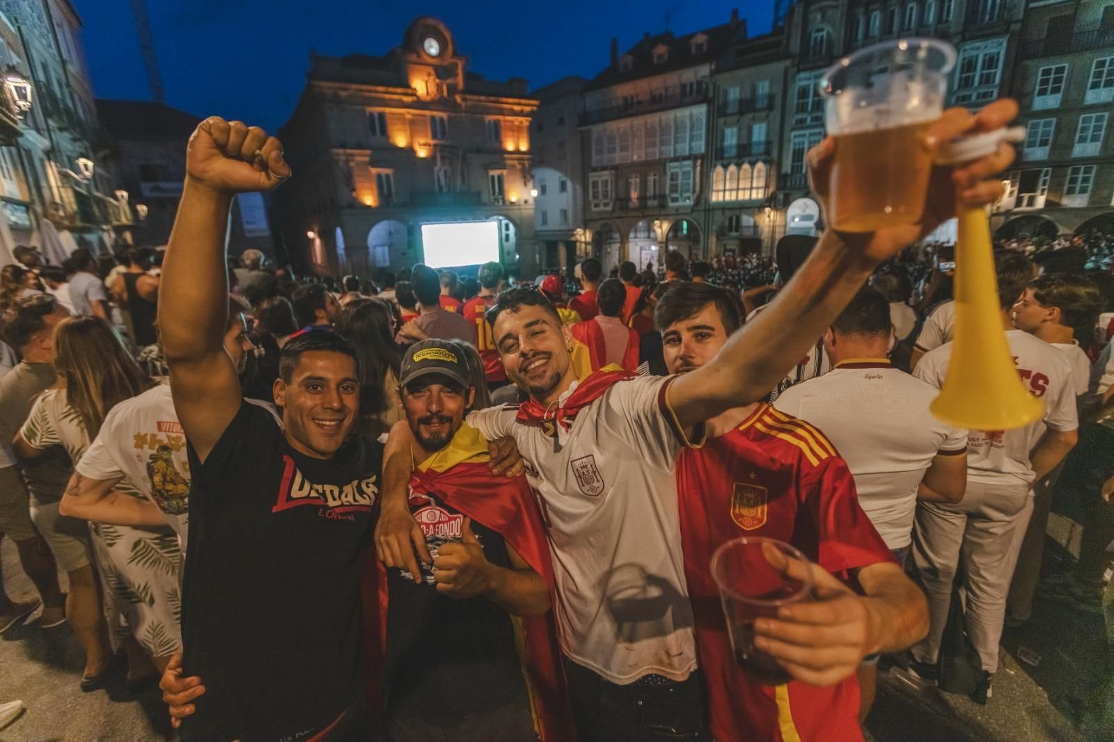 Galería | La ilusión por España en la semifinal tiñe de rojo la provincia de Ourense, en fotos