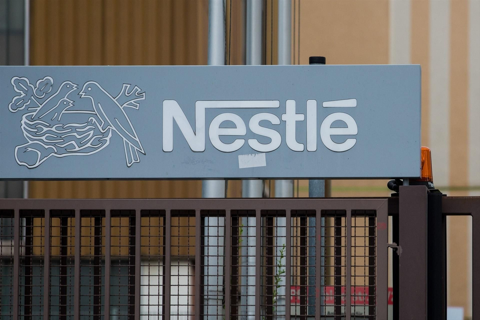 Entrada de una fábrica de Nestlé en Alemania