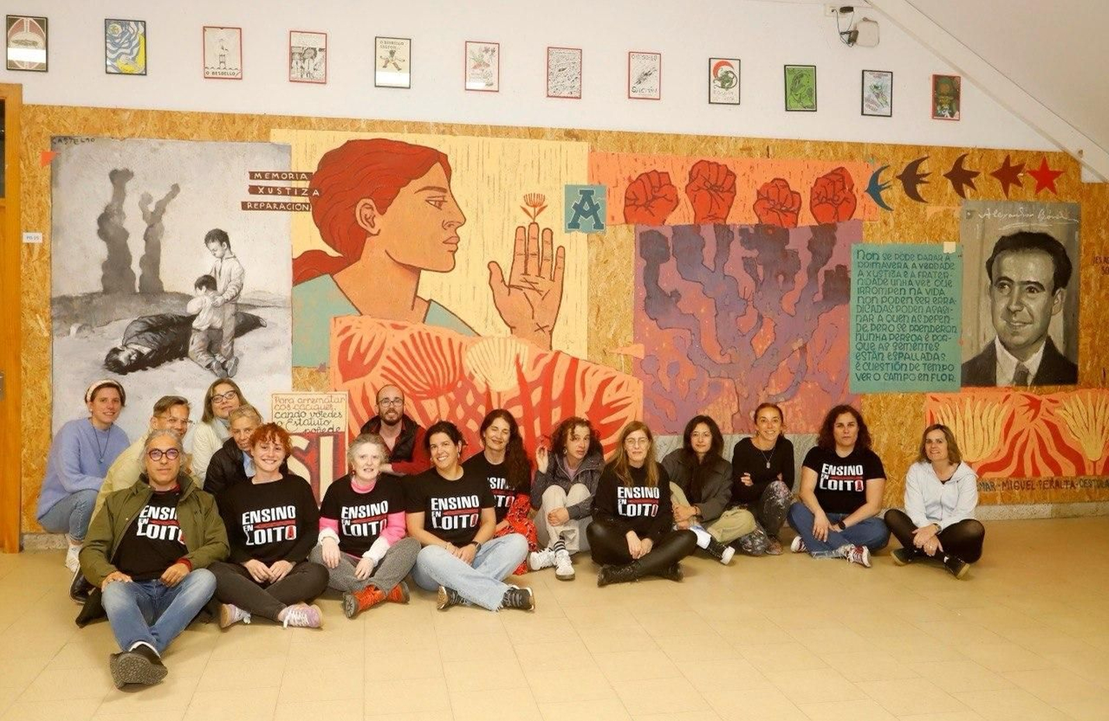 Parte del claustro del IES Alexandre Bóveda posa junto al mural inaugurado ayer.