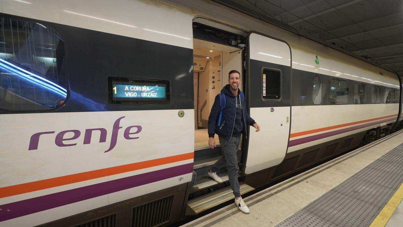 Jorge Cuesta, entrenador vigués del Bergantiños, desciende del tren que diariamente le trae de vuelta a la estación de Vigo Urzáiz tras cumplir con su labor en el equipo de Carballo.