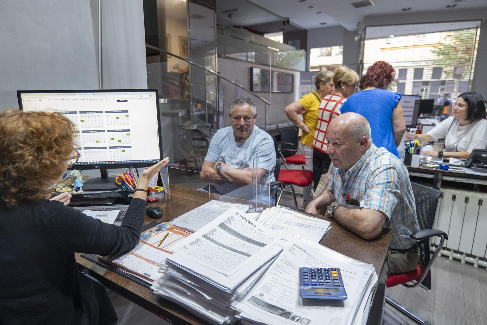 Galería | Colas, consultas y destinos: así arrancan los viajes del Imserso en Ourense