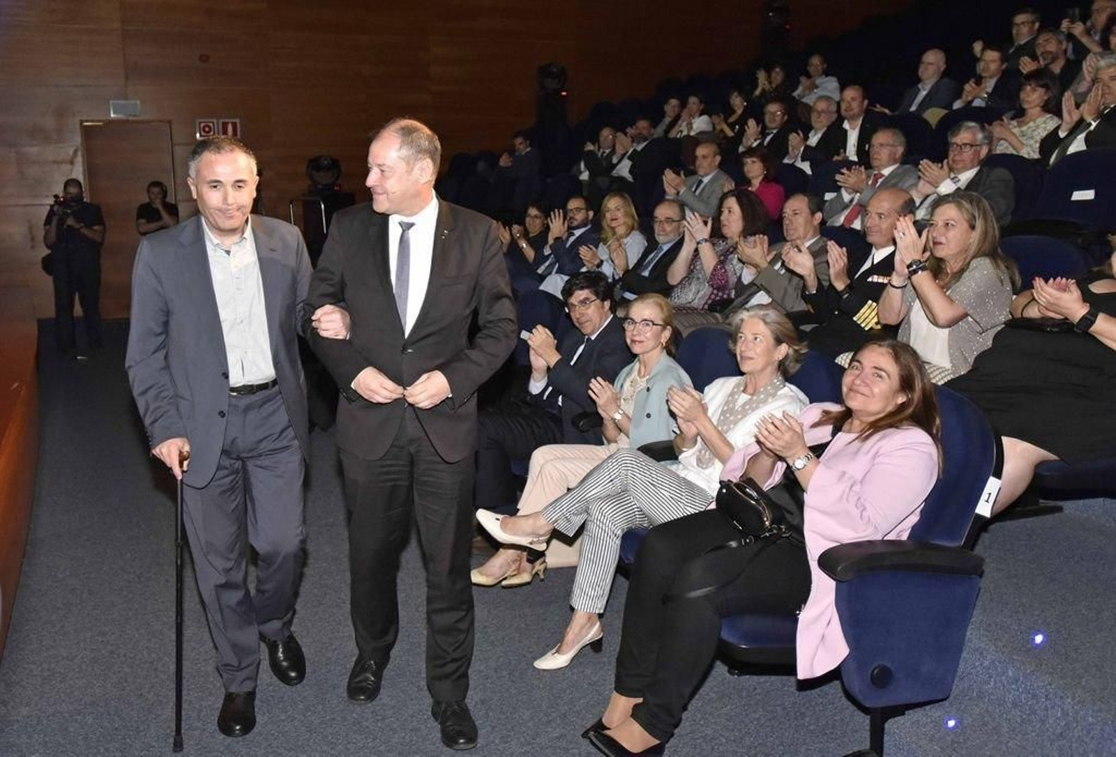 José Antonio Vilán subió al escenario con Salustiano Mato para mostrar su agradecimiento.