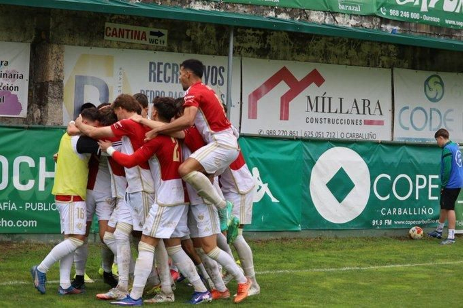 Los jugadores del Cacereño celebran uno de los goles en Espiñedo ante el Arenteiro.