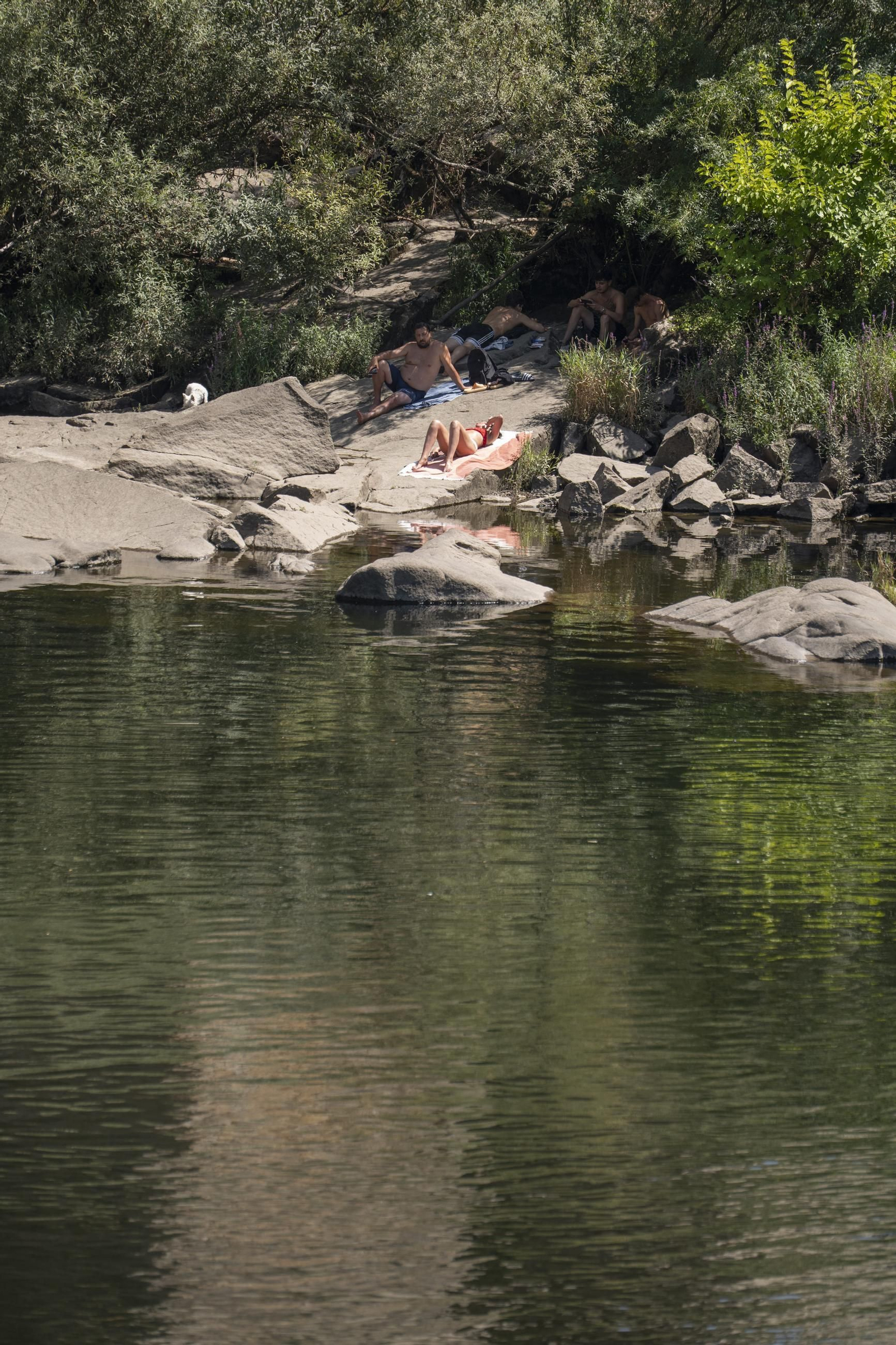 Galería | Viajeros, peregrinos y ourensanos viven una jornada de intenso calor en Ourense, en fotos