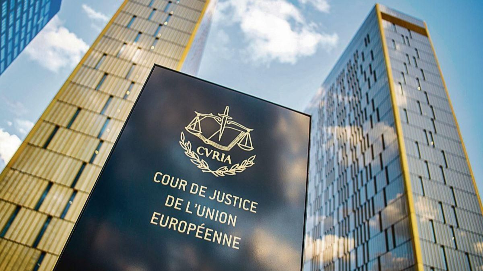 Letrero del Tribunal de Justicia de la Unión Europea frente a los edificios del tribunal en Luxemburgo.