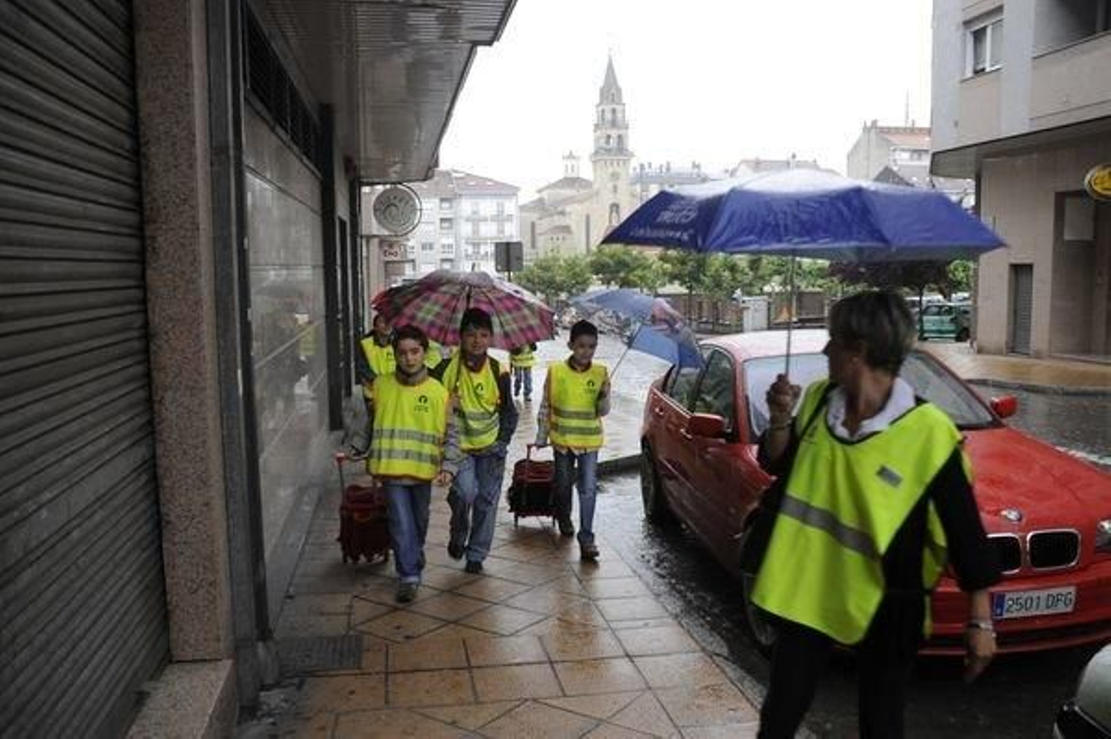 Escolares de O Couto con su guía voluntaria, cuando funcionaban los "Camiños escolares".