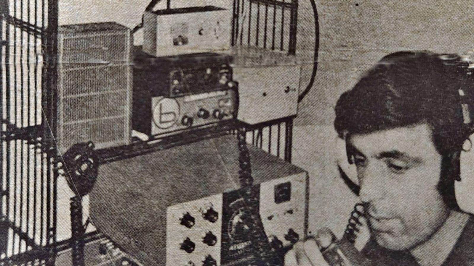 Antonio Veiga con su equipo de radioaficionado.