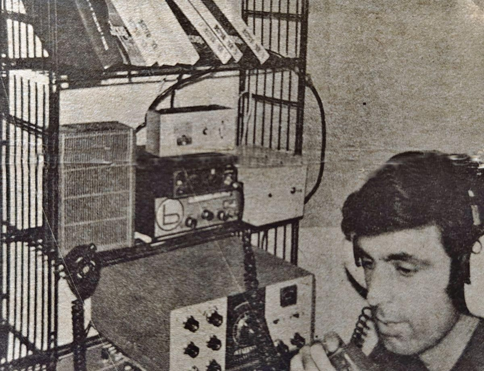 Antonio Veiga con su equipo de radioaficionado.