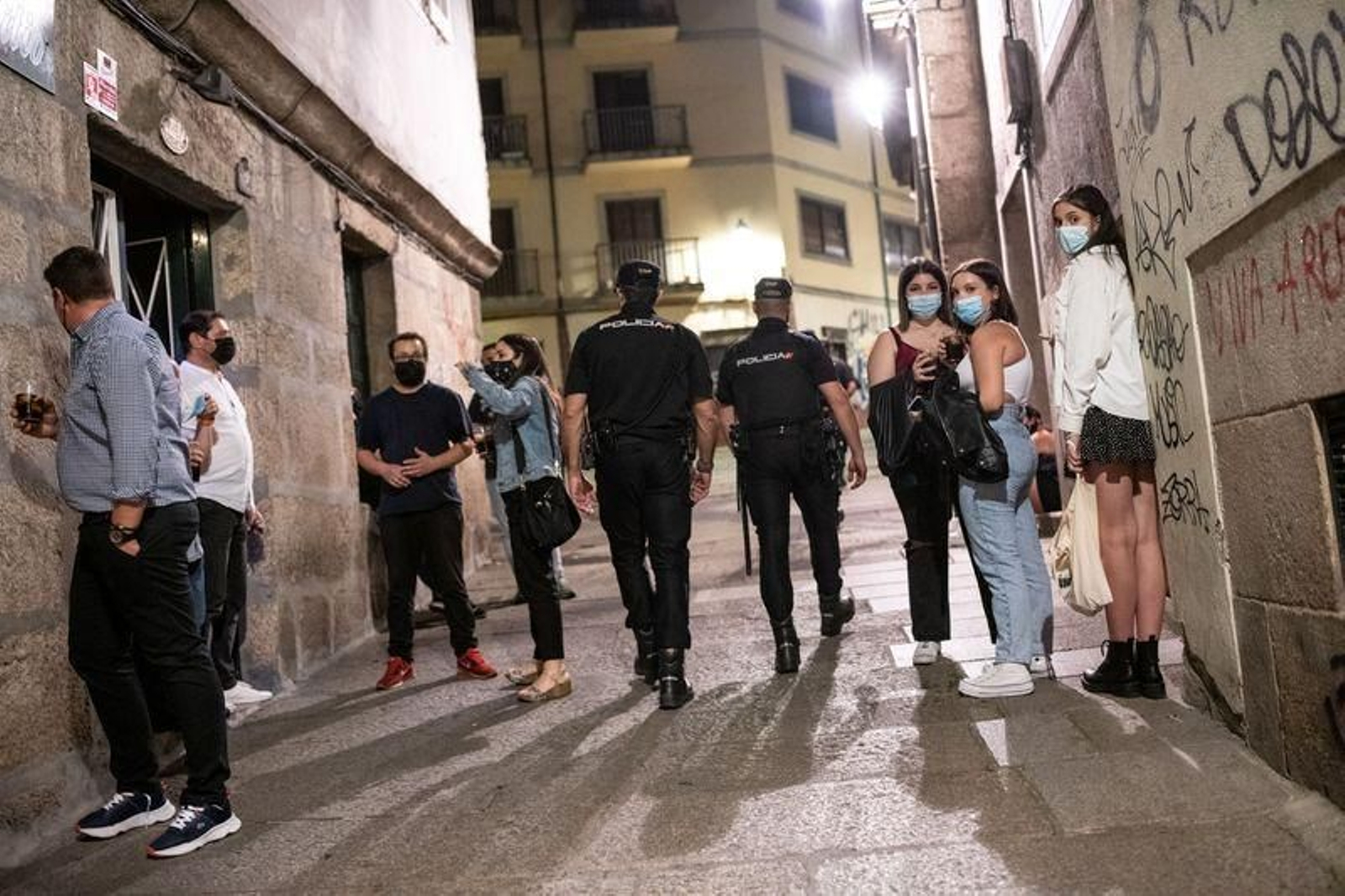 OURENSE (RÚA DA LÚA). 10/07/2021. OURENSE. Gran despliegue policial (tanto nacional como local) vixilando nas zonas onde se realiza o "botellón" e control nas zonas de copas ás 03:00am. Tamén é a primeira noite que se precisa unha proba PCR para poder acceder ós pubs da cidade. FOTO: ÓSCAR PINAL.