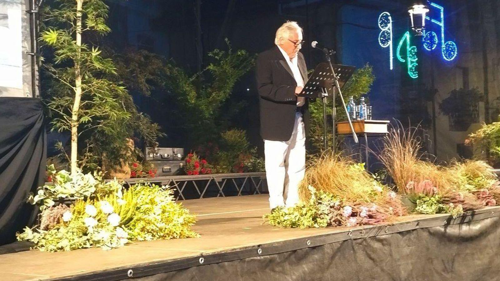 Durante la lectura del pregón de las fiestas de Santo Cristo de O Barco.