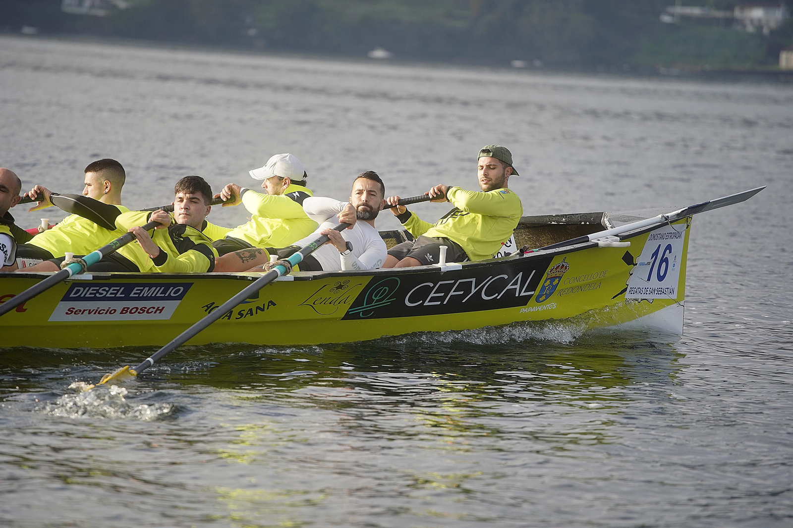 Participantes en la sesión de remo de +Deporte Atlántico en Cesantes.