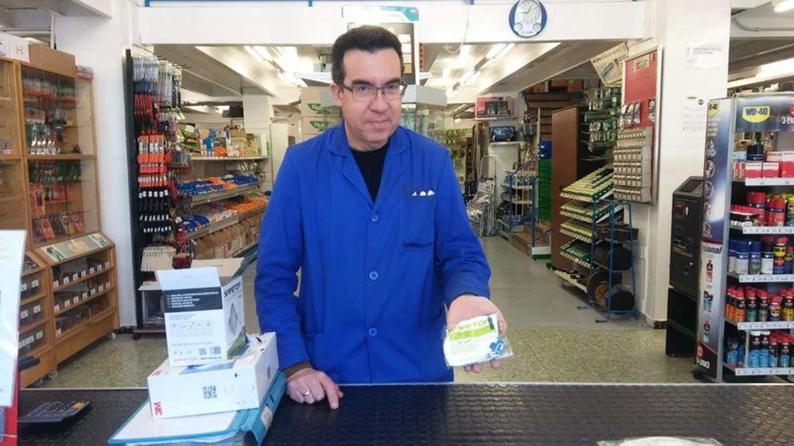 Lisardo Reza sostiene en sus manos una de las codiciadas mascarillas ffp2.