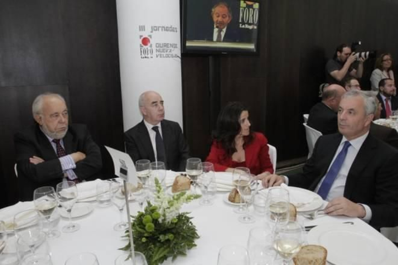 Juan Manuel Loureda, vicepresidente del grupo Puentes y Calzadas, sentado al lado del subdelegado del Gobierno, Camilo Ocampo; la teniente de alcalde de Ourense, Isabel Pérez, y el secretario xeral del PSdeG, Manuel Vázquez