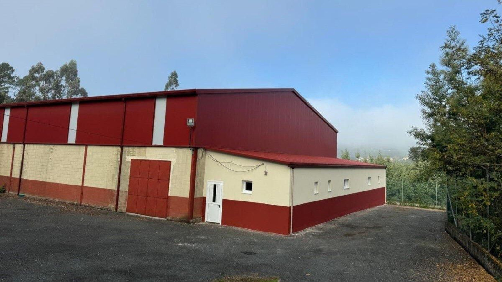 Los vestuarios están adosados a las instalaciones deportivas.