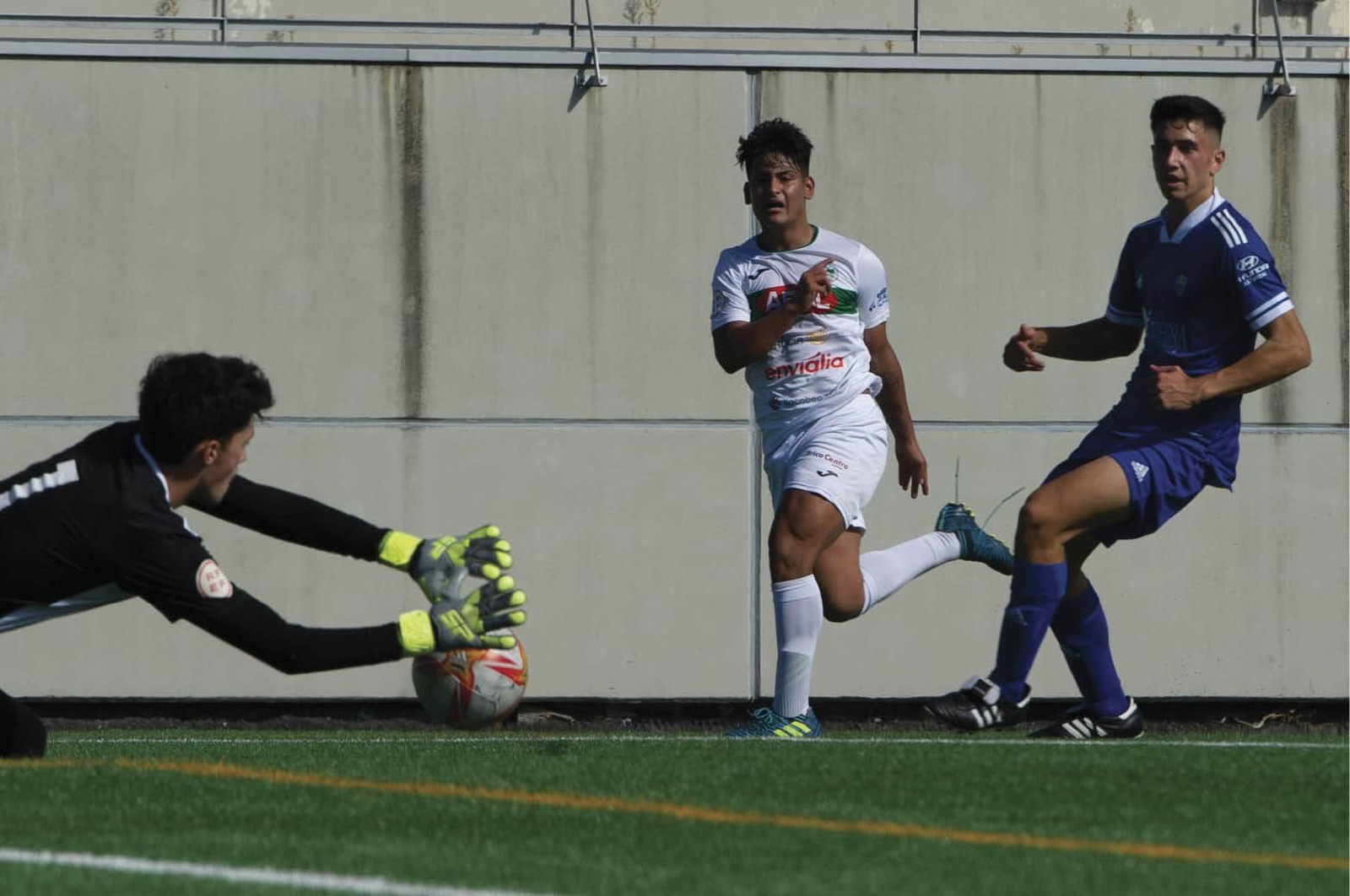 El delantero del Pabellón, Tumbeiro, dispara a portería. (MARTIÑO PINAL)