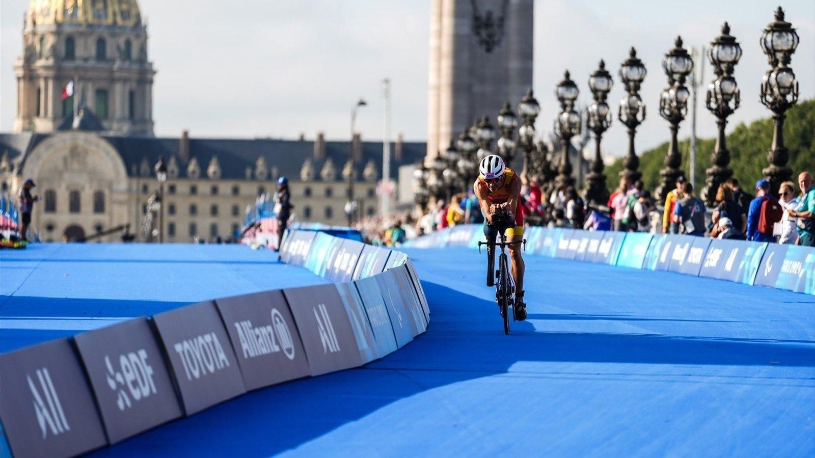 Daniel Molina, durante el tramo de bici del triatlón PS3 de los Juegos Paralímpicos de París. // CPE