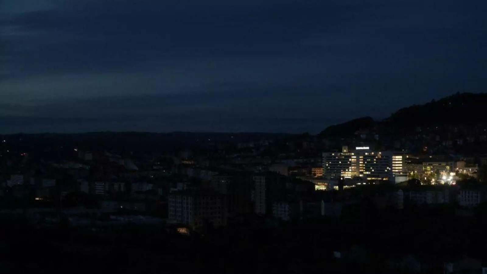 El Hospital Universitario de Ourense iluminando la ciudad durante el apagón general del año pasado