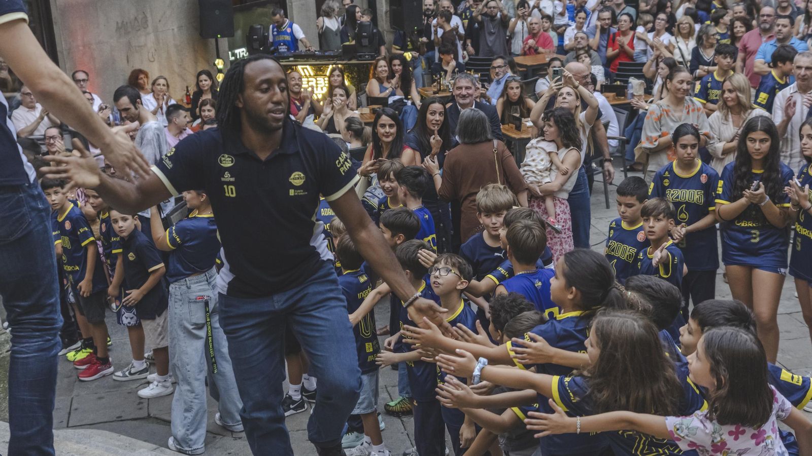 Sesan Rusell, nuevo jugador del COB, saluda a los canteranos durante la presentación oficial del la temporada.