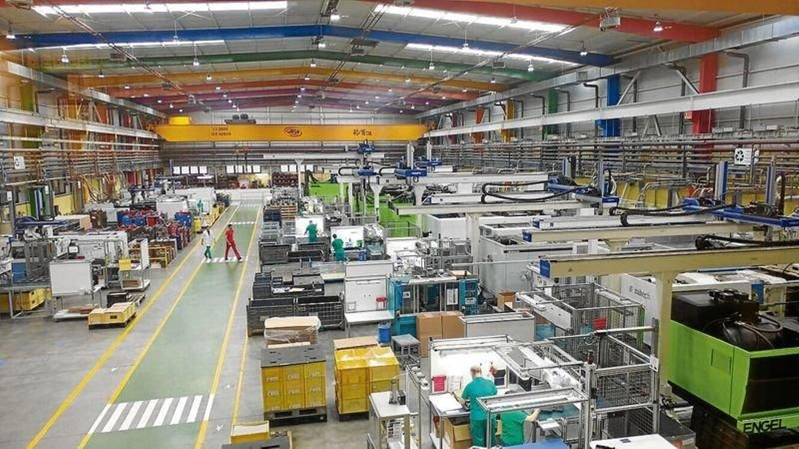 En la foto, interior de la fábrica Hispaplasti, del grupo Hispamoldes, del sector del automóvil.