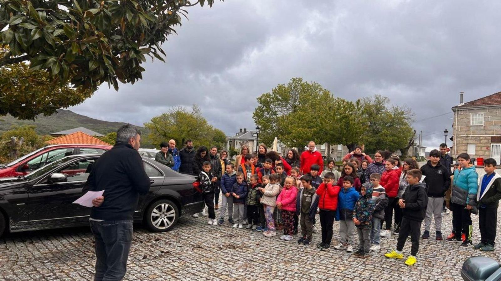 Os alumnos da Mezquita congregáronse fronte á casa consistorial para a lectura de textos.