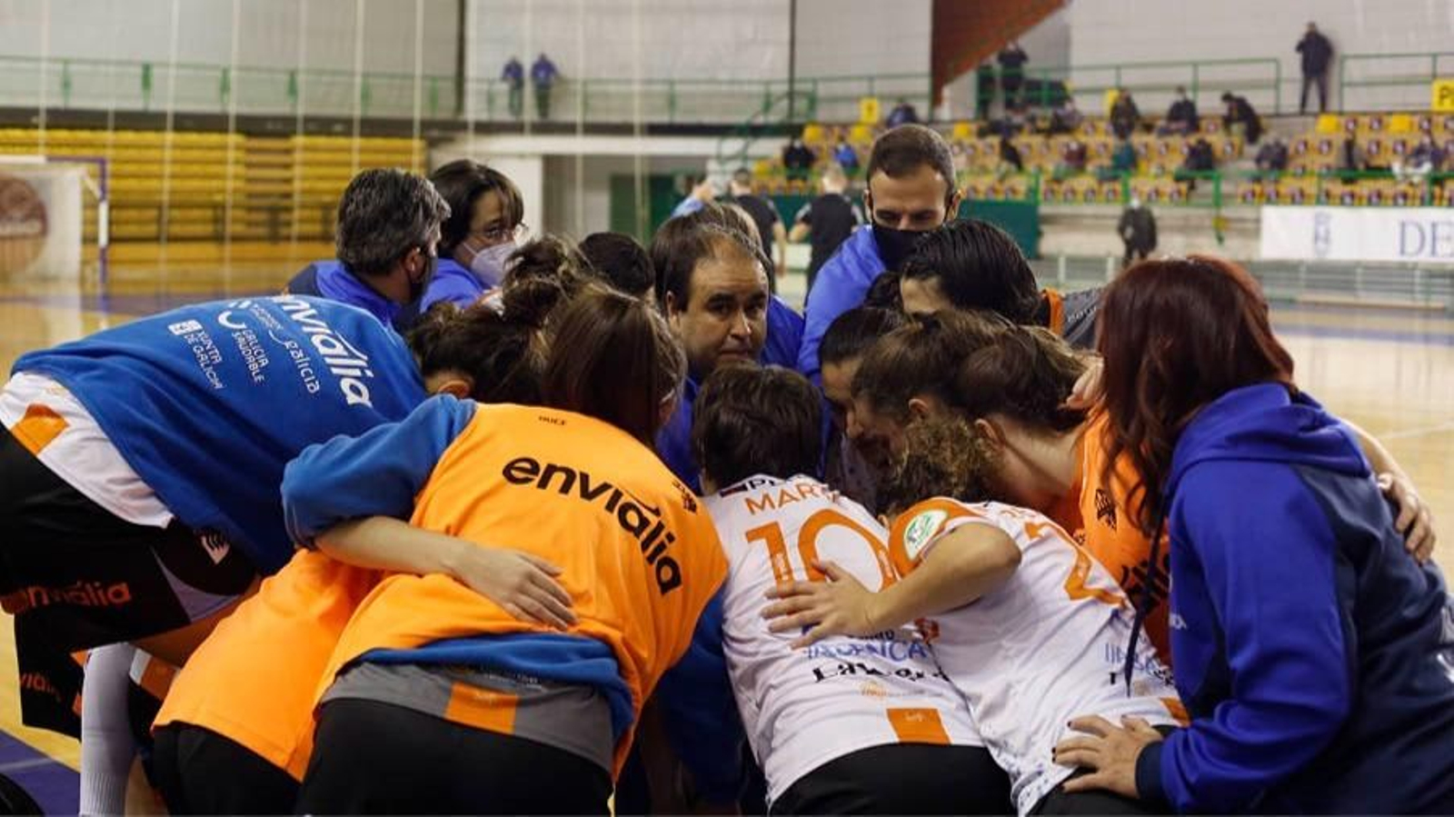 Las jugadoras y el cuerpo técnico del Envialia hacen piña antes de un partido en el Pazo (XESÚS FARIÑAS).