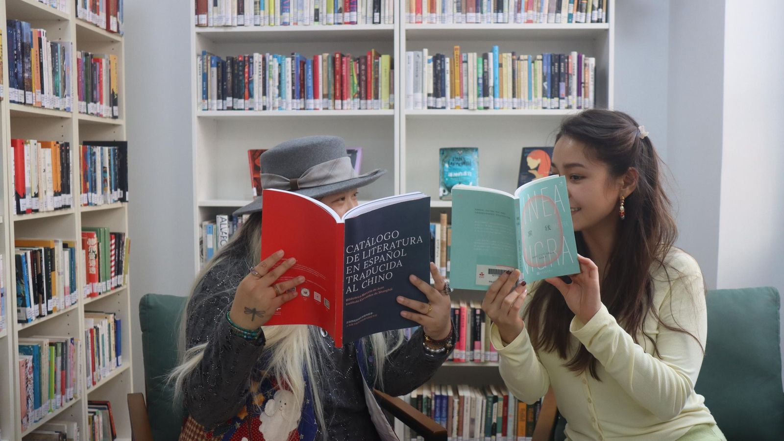 Dos jóvenes consultado el catálogo