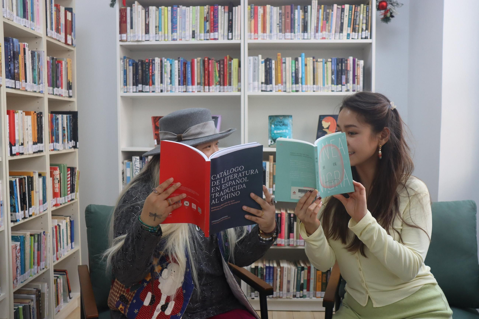 Dos jóvenes consultado el catálogo